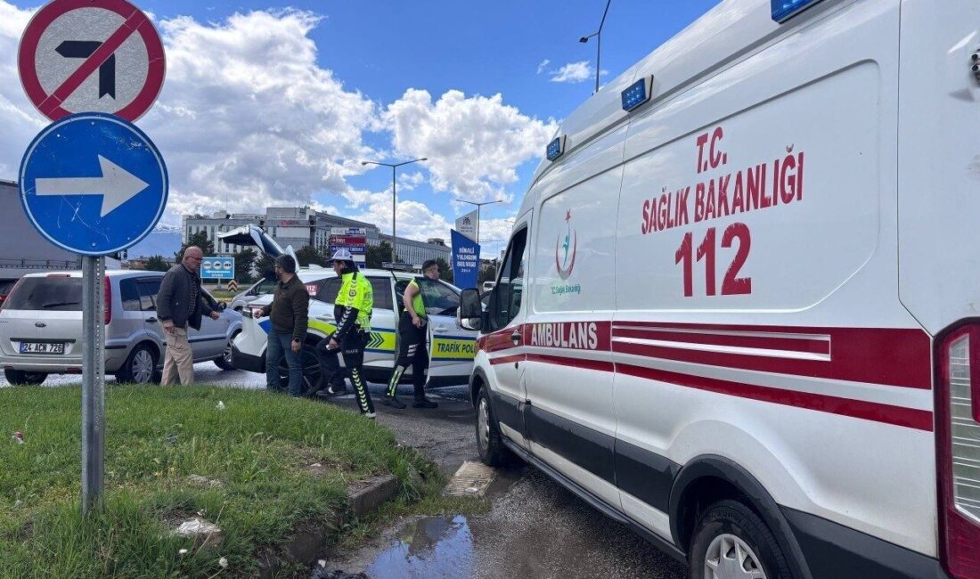 Erzincan’da otomobil ile çekicinin çarpıştığı trafik kazasında 3 kişi yaralandı.