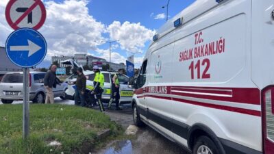 Erzincan’da otomobil ile çekicinin çarpıştığı trafik kazasında 3 kişi yaralandı.
