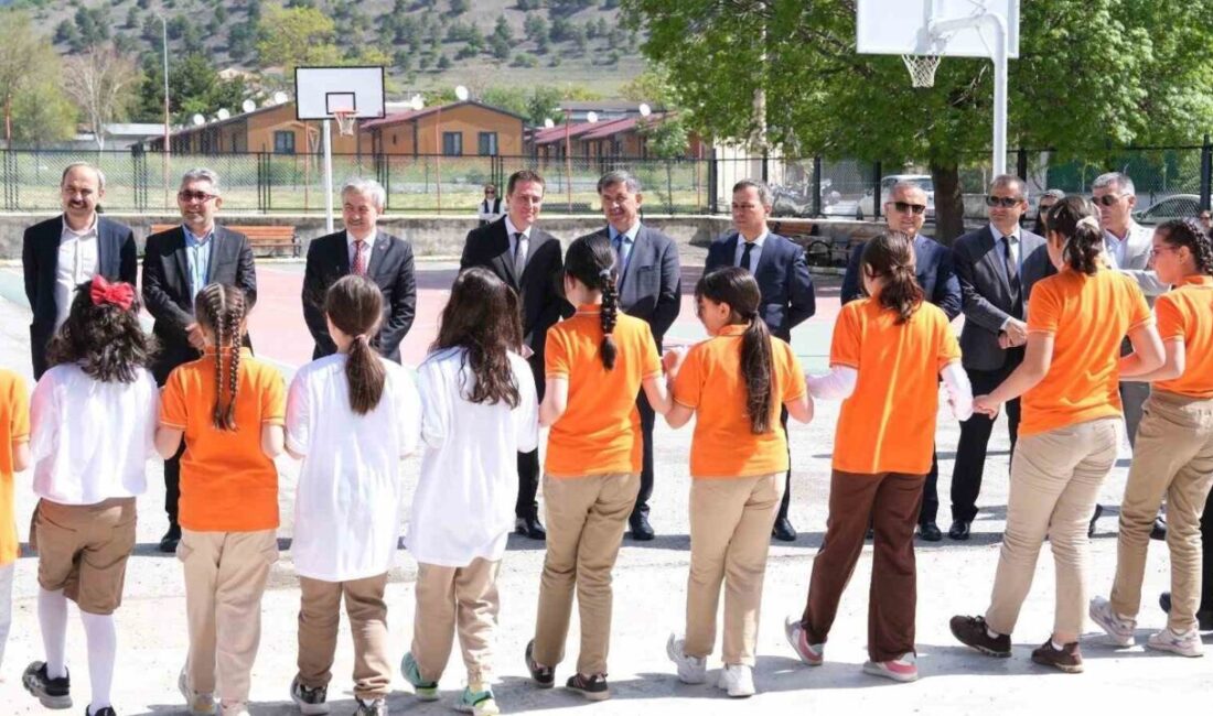 Erzincan Belediye Başkanı Bekir Aksun, Mehmetçik Ortaokulu öğrencileri tarafından hazırlanan