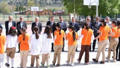 Erzincan Belediye Başkanı Bekir Aksun, Mehmetçik Ortaokulu öğrencileri tarafından hazırlanan