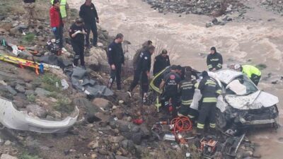 Erzincan’da otomobilin dereye uçması sonucu 2 kişi hayatını kaybetti, 1
