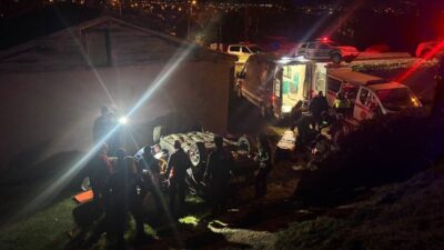 Erzincan’da kontrolden çıkan otomobilin bir evin bahçesine devrilmesi sonucu 2