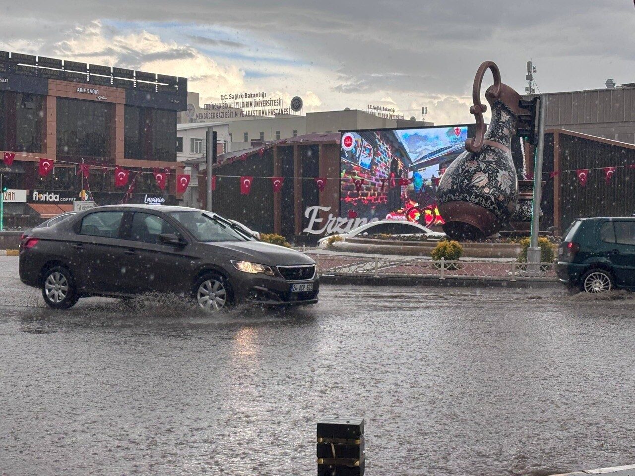Erzincan’da etkili olan sağanak yağış nedeniyle cadde ve sokaklarda su