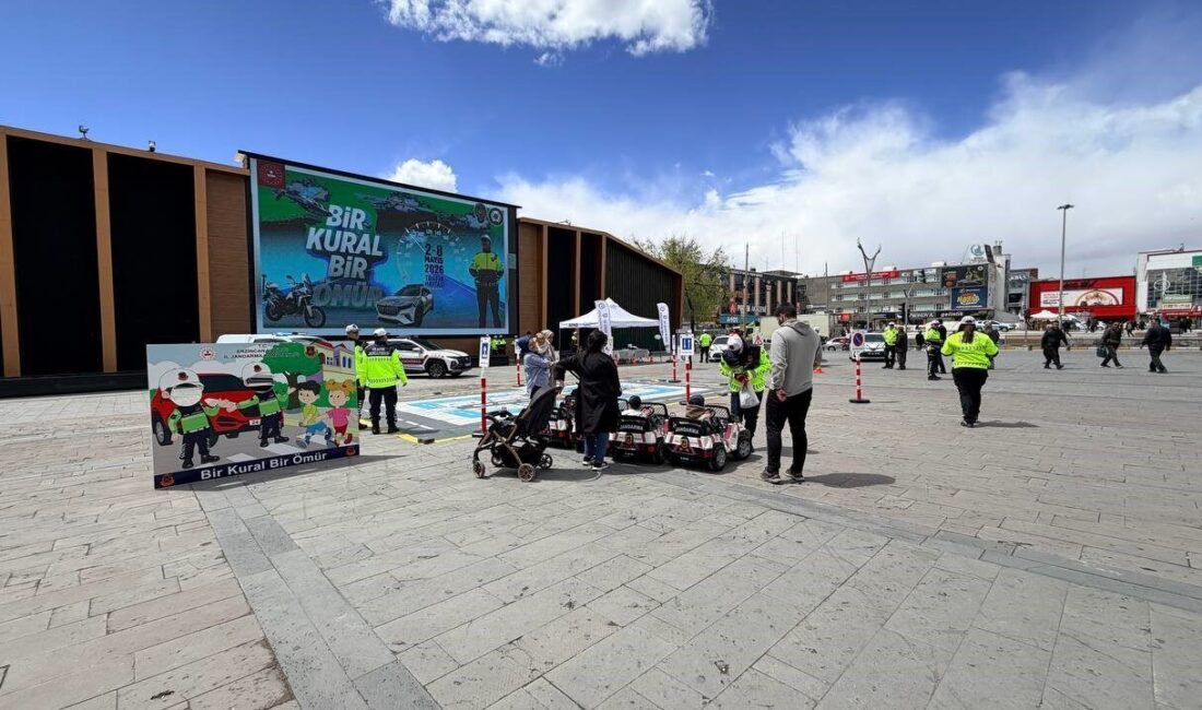 Erzincan’da “Trafik Haftası” kapsamında vatandaşlara uygulamalı trafik eğitimi verildi. “Bir