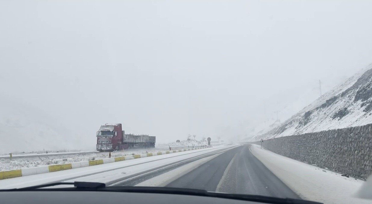 Erzincan’ın yüksek kesimlerinde mayıs ayında kar yağışı etkili oldu. Yaz
