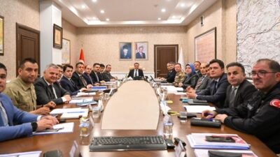 Vali Aydın Baruş başkanlığında; ilçe kaymakamları, Büyükşehir Belediyesi, Atatürk Üniversitesi,