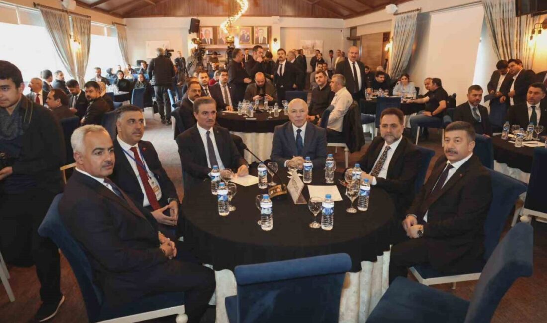 Erzurum Büyükşehir Belediyesi tarafından ’Deprem ve zemin istişare’ toplantısı düzenlendi.