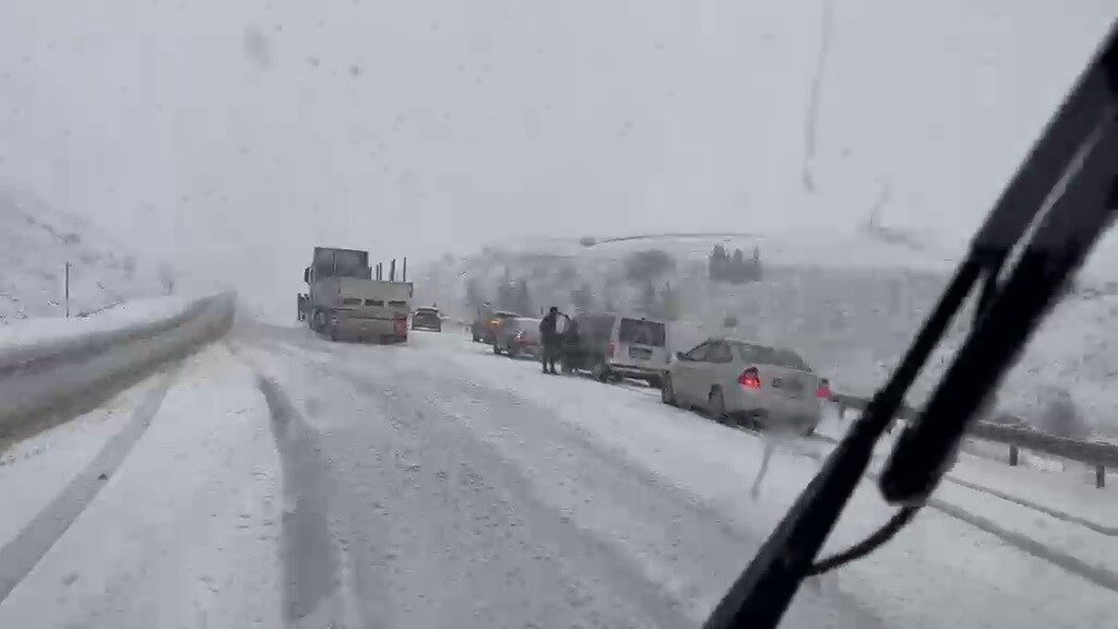 Erzurum’da etkili olan yoğun kar yağışı, özellikle yüksek kesimlerde yaşamı