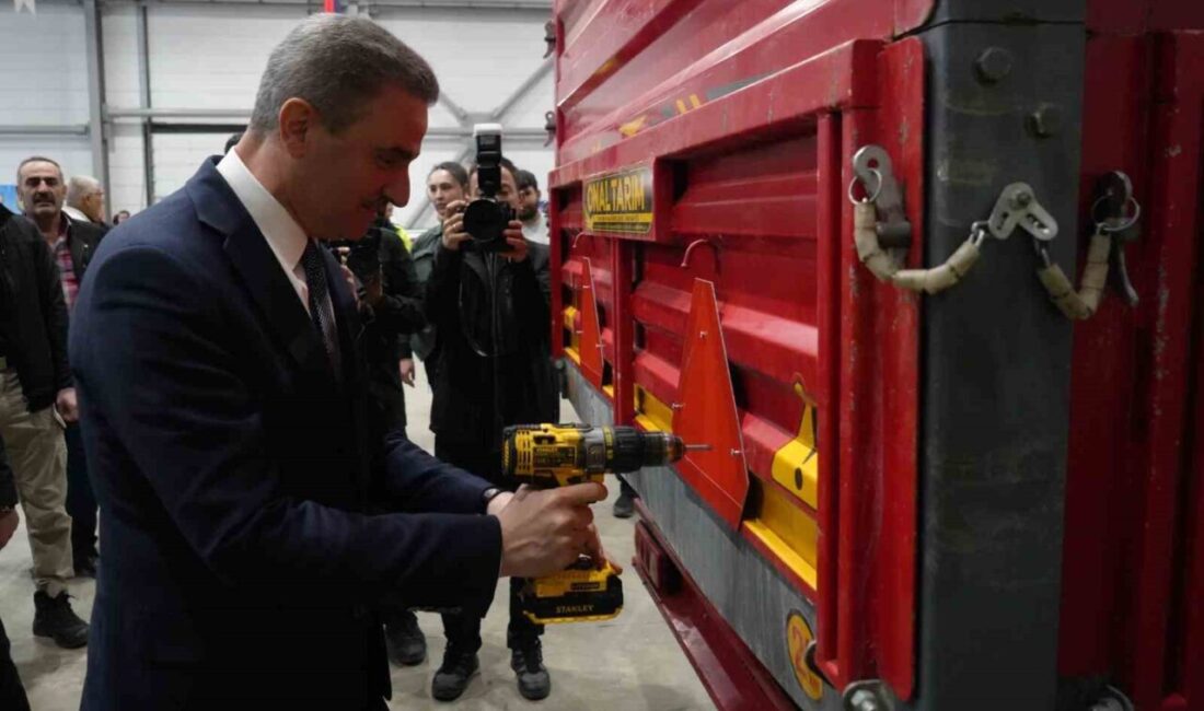Erzurum’da “Reflektörle yol al güvende kal” projesi kapsamında çiftçilere reflektör