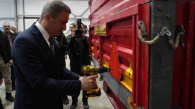 Erzurum’da “Reflektörle yol al güvende kal” projesi kapsamında çiftçilere reflektör