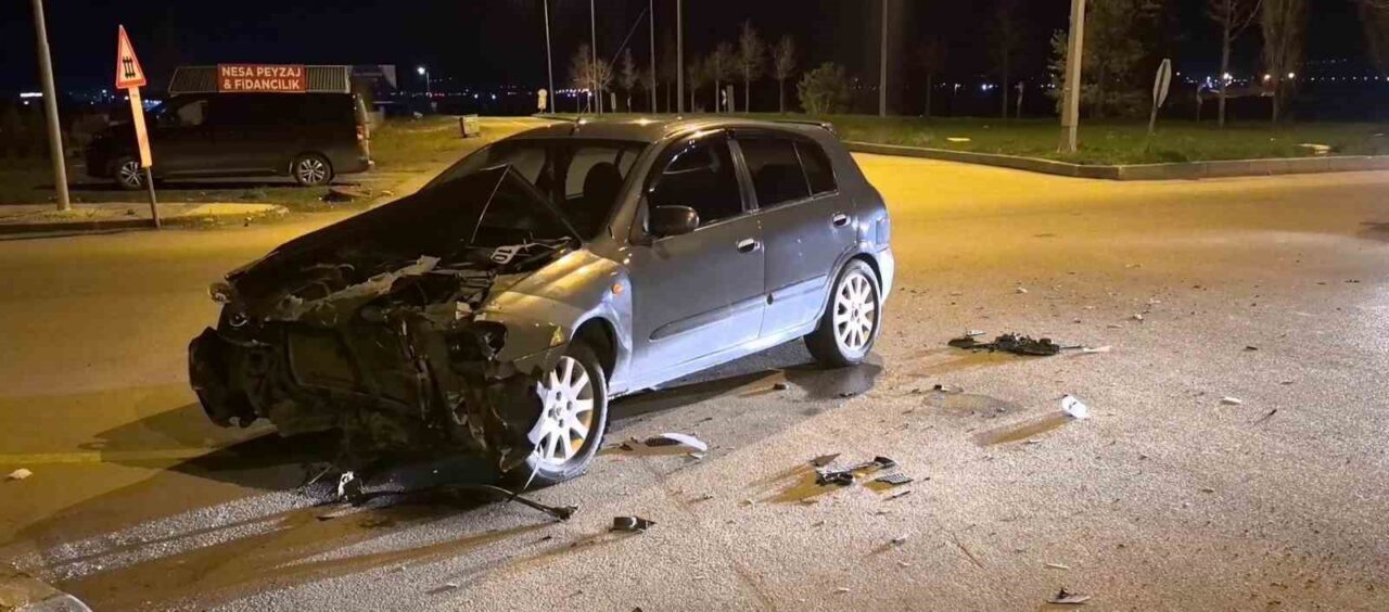 Erzurum’da akşam saatlerinde meydana gelen trafik kazasında biri çocuk 2