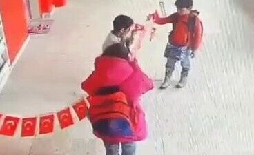 Erzurum’un Pasinler ilçesinde ilkokul öğrencilerinin koridorda yere düşen Türk bayraklarını