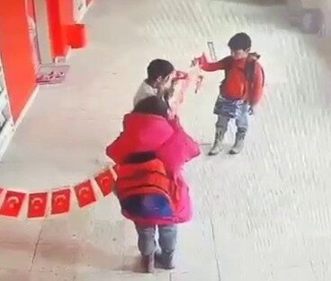 Erzurum’un Pasinler ilçesinde ilkokul öğrencilerinin koridorda yere düşen Türk bayraklarını