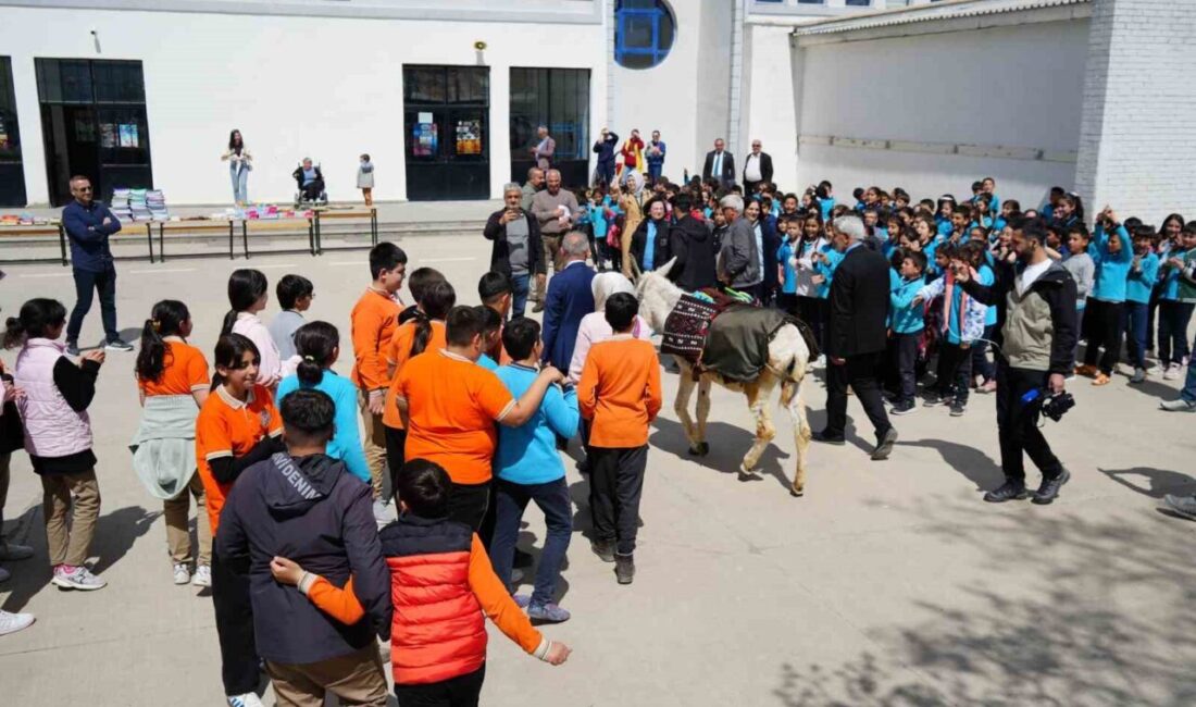 Türkiye’de “Eşekli Dostoyevski” olarak tanınan yazar Ersin Bilge, Erzincan’da öğrencilerle
