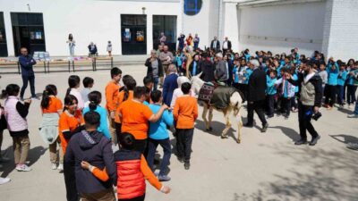 Türkiye’de “Eşekli Dostoyevski” olarak tanınan yazar Ersin Bilge, Erzincan’da öğrencilerle