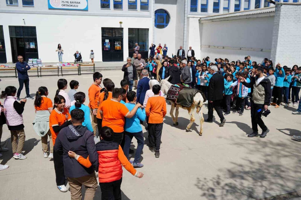 Türkiye’de “Eşekli Dostoyevski” olarak tanınan yazar Ersin Bilge, Erzincan’da öğrencilerle