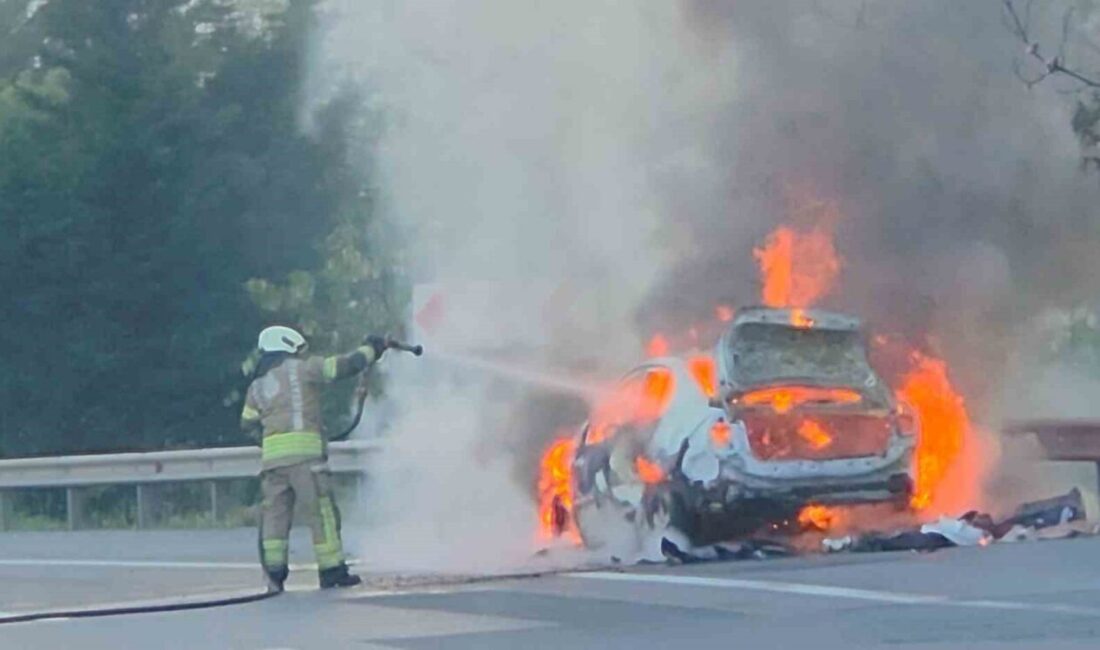 Esenyurt’ta seyir halindeki otomobil alev alev yandı. Olay, saat 19.00