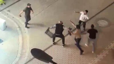 İstanbul Esenyurt’ta yabancı uyruklu 3 şahıs, sokak ortasında birbirine girdi.