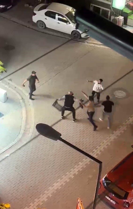 İstanbul Esenyurt’ta yabancı uyruklu 3 şahıs, sokak ortasında birbirine girdi.
