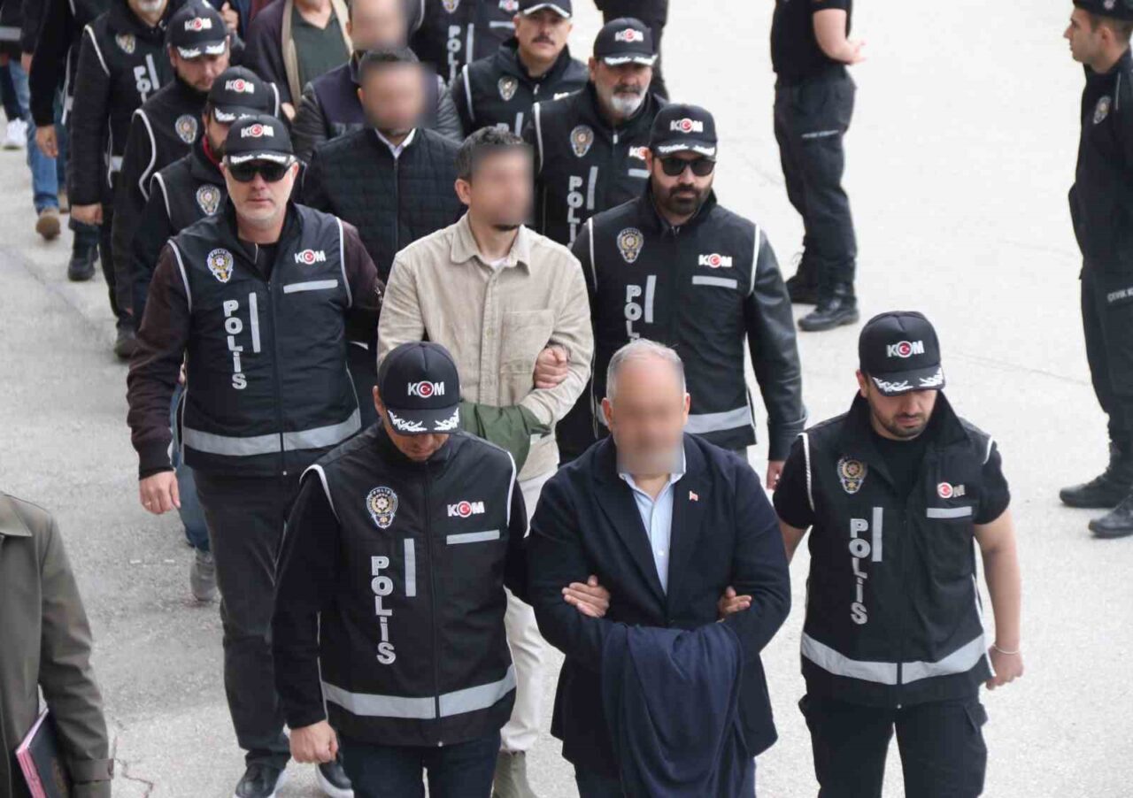 Eskişehir’de Tepebaşı Belediyesi’ne yönelik yapılan operasyonda 25 şüpheli adliyeye sevk