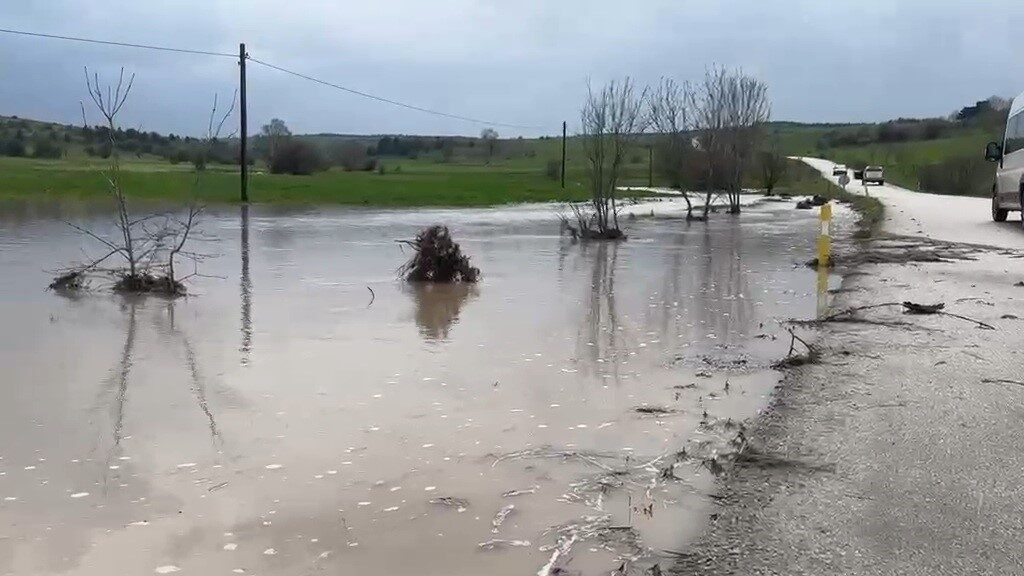 Karabük’ün Eskipazar ilçesinde etkili olan dolu ve sağanak yağış hayatı