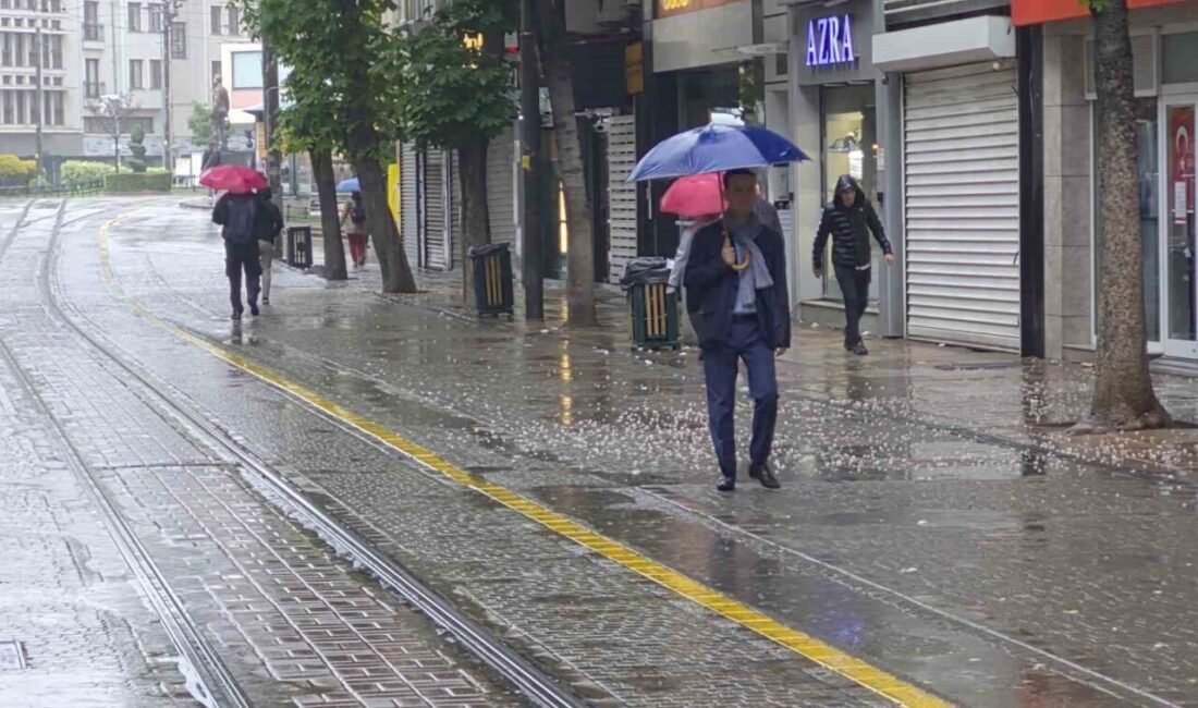 Eskişehir’de sabah saatlerinde sağanak yağış etkili olurken, hazırlıksız dışarıya çıkan