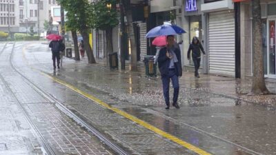 Eskişehir’de sabah saatlerinde sağanak yağış etkili olurken, hazırlıksız dışarıya çıkan