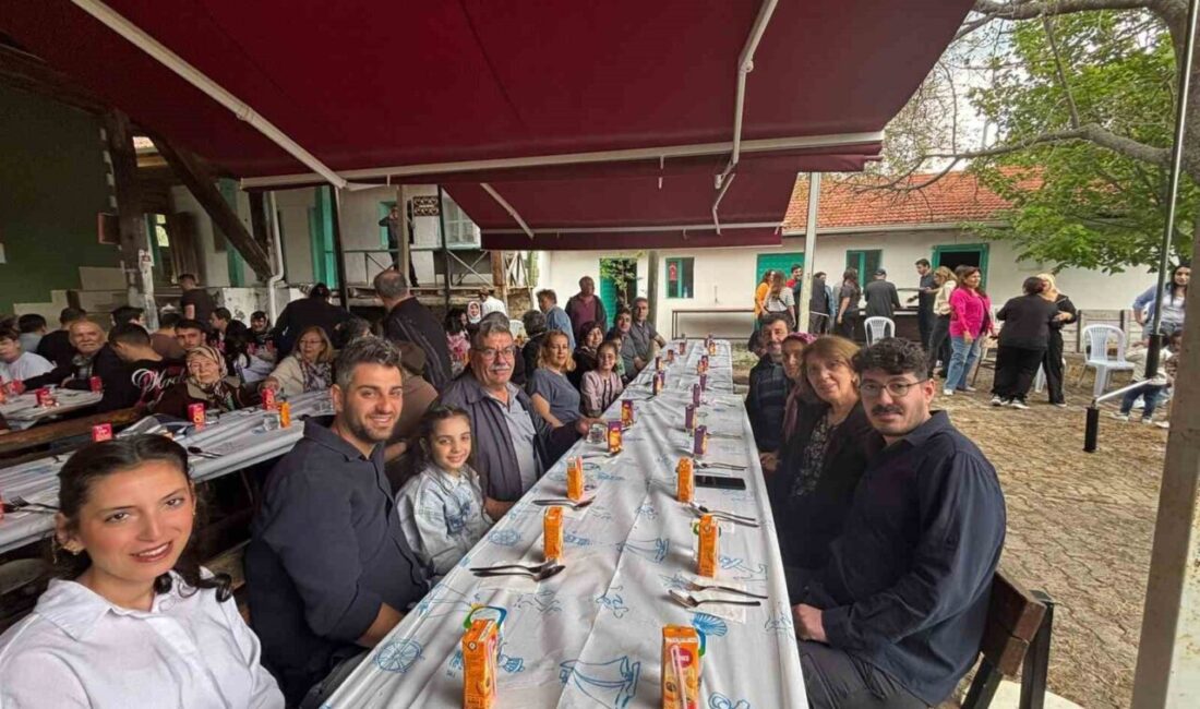Eskişehir’in Çardak Mahallesi’nde bölge sakinlerinin evlerinde hazırladıkları yemekleri camide hep