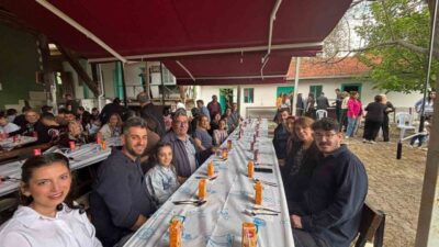Eskişehir’in Çardak Mahallesi’nde bölge sakinlerinin evlerinde hazırladıkları yemekleri camide hep
