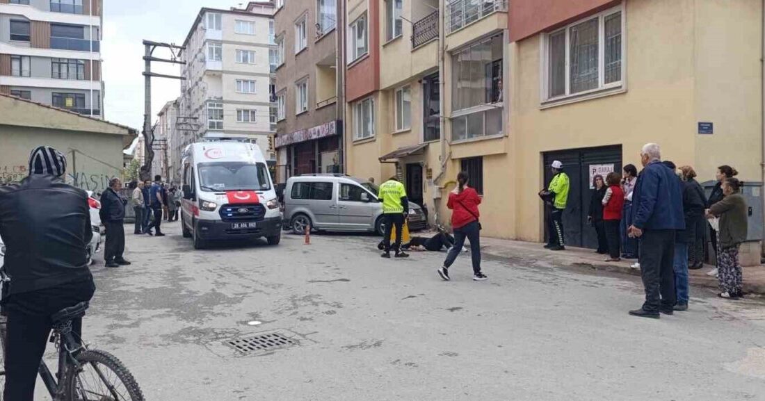 Eskişehir’de bir aracın apartman girişinde feci şekilde çarptığı 3 yayadan
