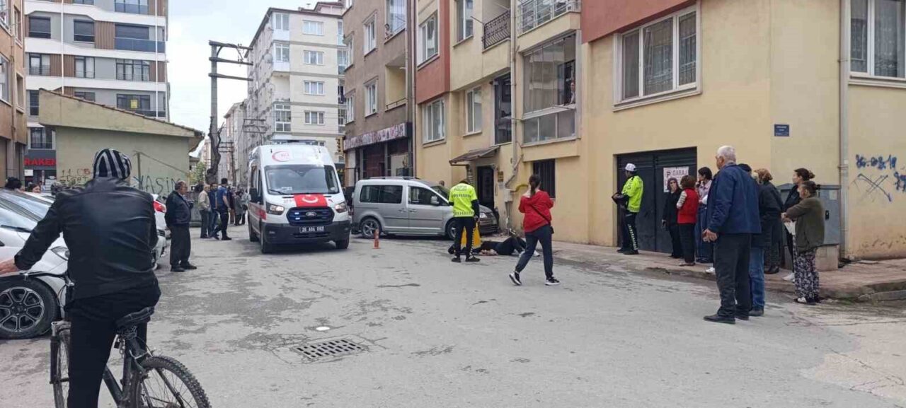 Eskişehir’de bir aracın apartman girişinde feci şekilde çarptığı 3 yayadan