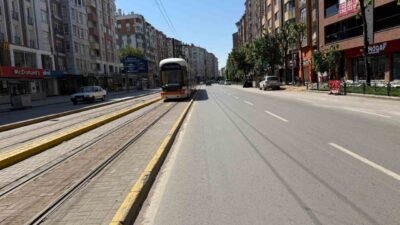 Kurban Bayramı’nın ilk gününde Eskişehir’in cadde ve sokakları sessizliğe büründü.