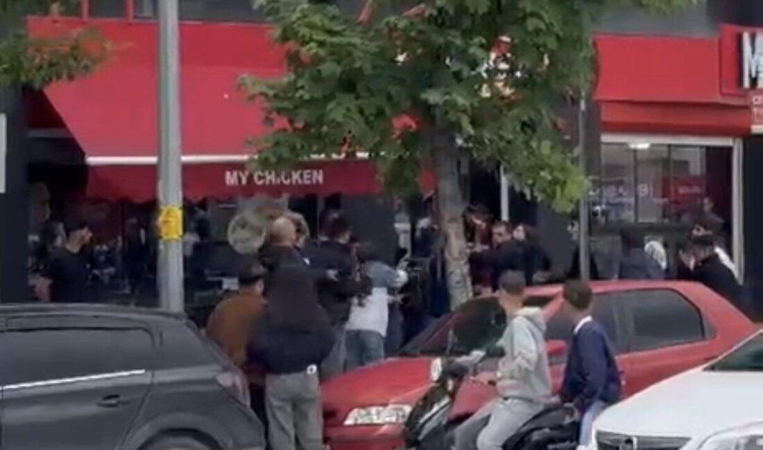 Eskişehir’de 2 grubun cadde ortasında ettiği yumruk yumruğa kavga amatör