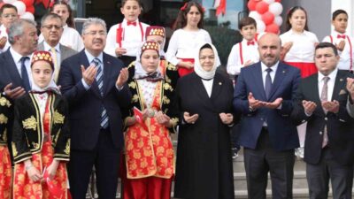 Eskişehir’de yapımı tamamlanan Doktor Mustafa Çamkoru Ortaokulu düzenlenen törenle hizmete