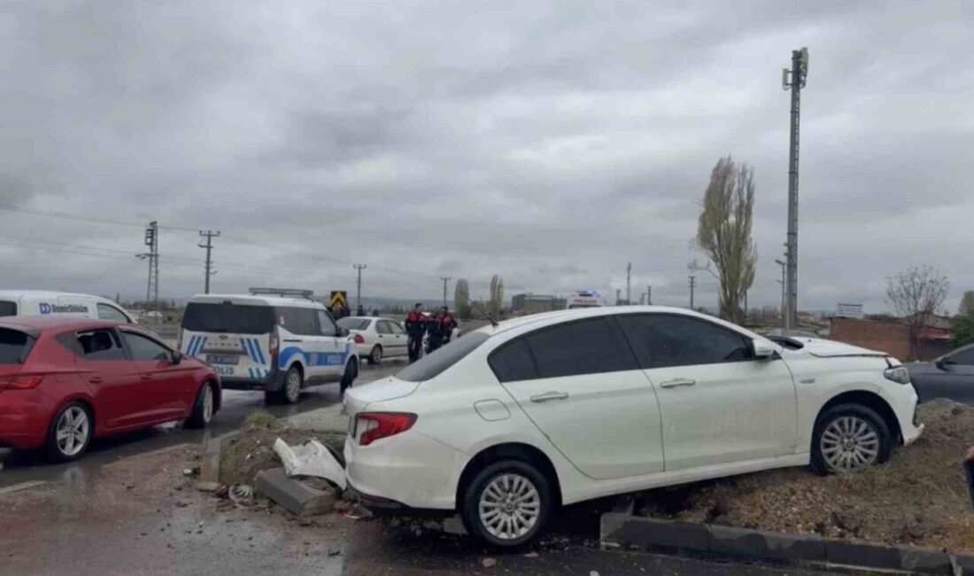 Eskişehir’de iki otomobilin çarpışması sonucu meydana gelen kazada bir çocuk