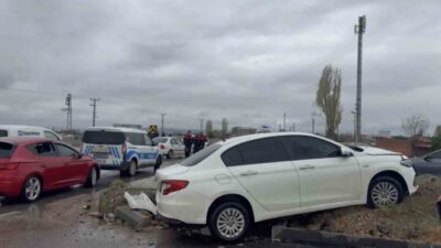 Eskişehir’de iki otomobilin çarpışması sonucu meydana gelen kazada bir çocuk