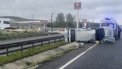 Eskişehir’de meydana gelen kazada yan yatan hafif ticari araçtaki 4