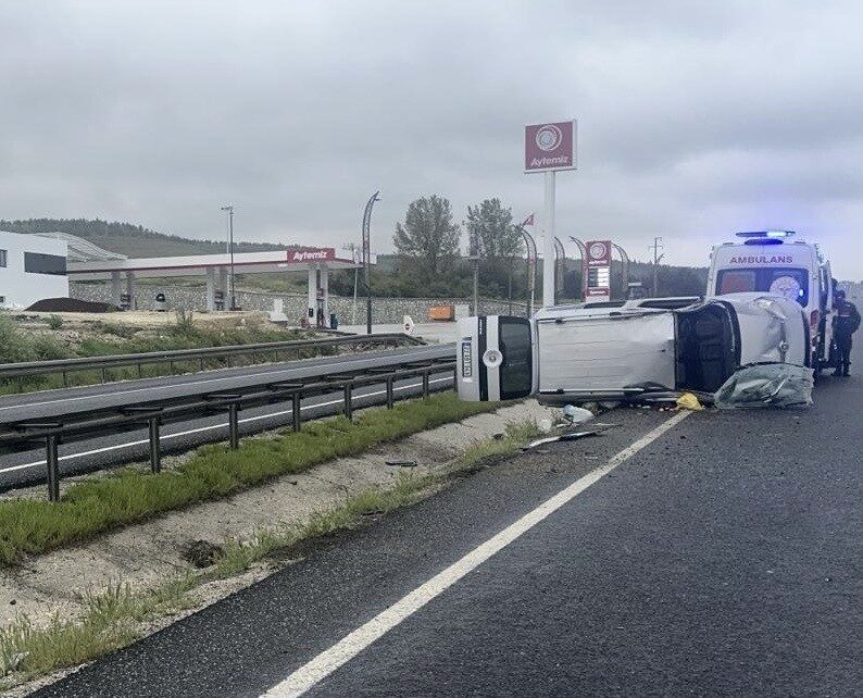 Eskişehir’de meydana gelen kazada yan yatan hafif ticari araçtaki 4