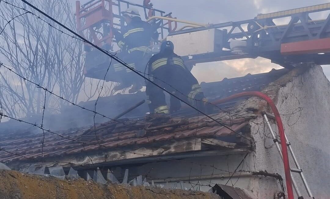 Eskişehir’deki bir müstakil evde çıkan yangın itfaiye ekiplerince söndürüldü. Olay,