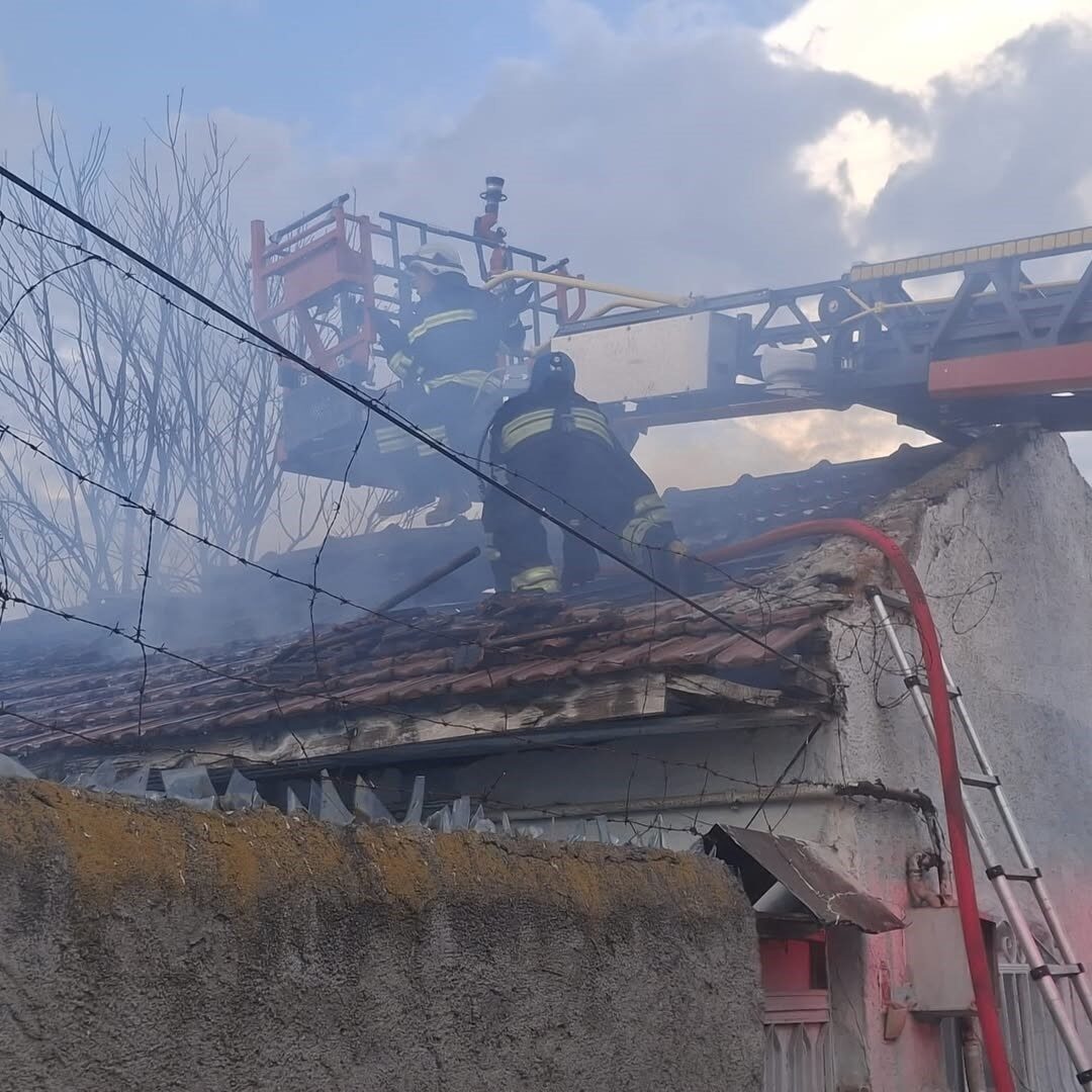 Eskişehir’deki bir müstakil evde çıkan yangın itfaiye ekiplerince söndürüldü. Olay,