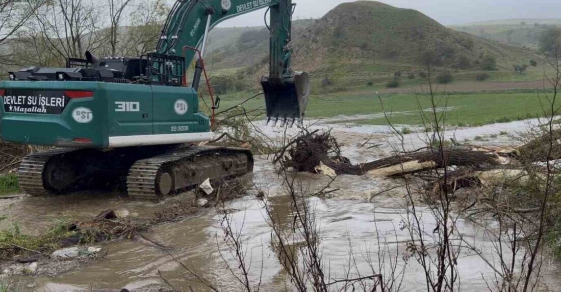 Eskişehir’in Eğriöz mahallesinde sağanak yağışın ardından Karaöz deresinin taşması sonucu