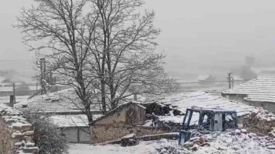 Eskişehir’in kırsal Şükranlı Mahallesi mayıs ayında yağan karla birlikte beyaza