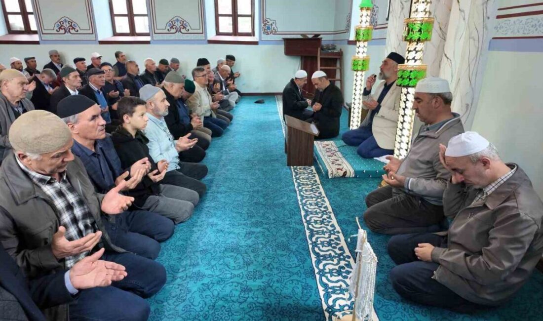 Eskişehir Odunpazarı ilçesi Kuyucak mahallesi düzenlenen Hıdırellez Şenliğinde katılanlar, hem