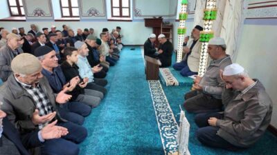 Eskişehir Odunpazarı ilçesi Kuyucak mahallesi düzenlenen Hıdırellez Şenliğinde katılanlar, hem