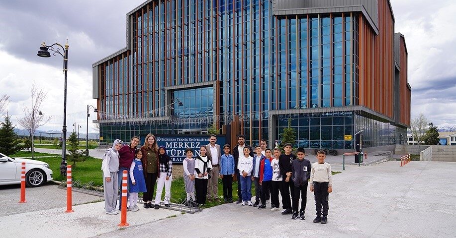 Erzurum’un Aşkale ilçesinde bulunan Kandilli Güvenç Ortaokulu’nun öğrencileri, Erzurum Teknik