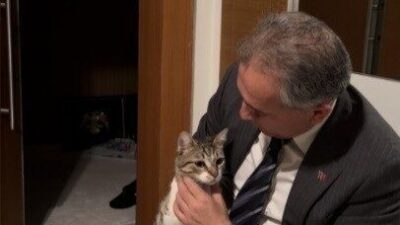 Osmaniye Belediye Başkanı İbrahim Çenet, kızı tarafından yavruyken sokakta bulunup