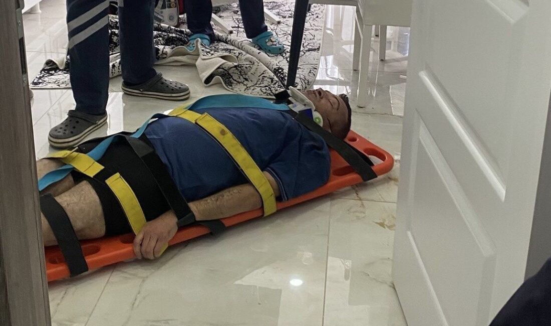 Iğdır’da evinin mutfağında düşerek yaralanan bir kişi, eve giren itfaiye,