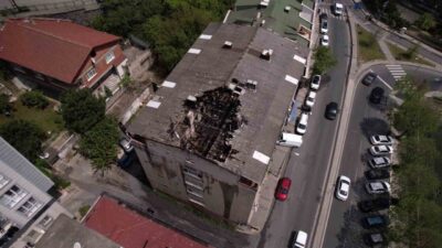 İstanbul Eyüpsultan’da iddiaya göre çatı tamirinin ardından çıkan yangın paniğe