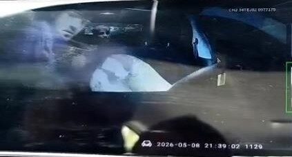 Eyüpsultan’da taksici aracına aldığı 2 kişi tarafından önce darp edildi