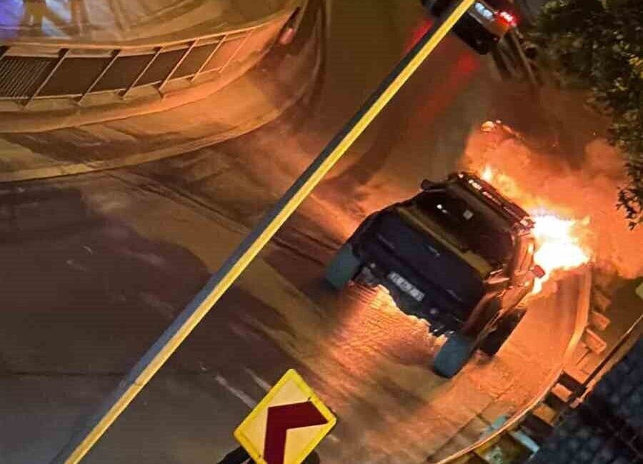 İstanbul’un Eyüpsultan ilçesinde gece saatlerinde hareket halindeki araçta yangın çıktı.